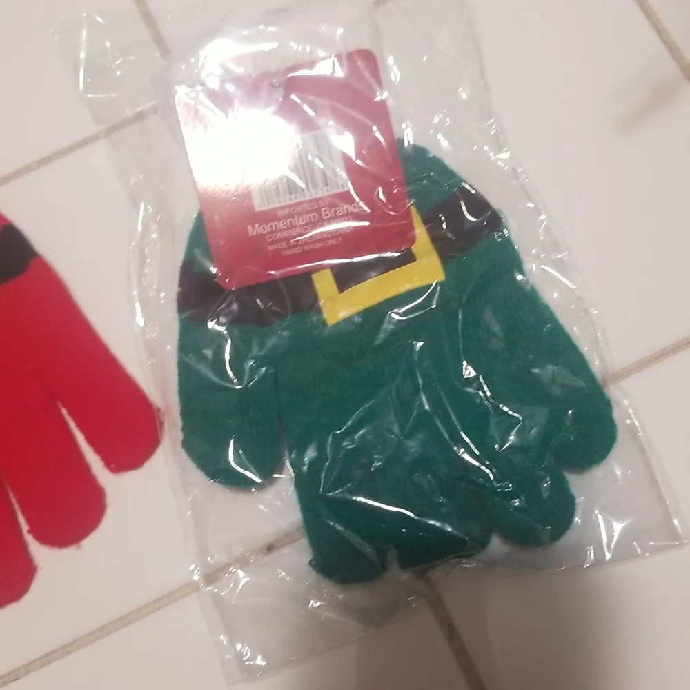 2 pairs of kids Christmas gloves
